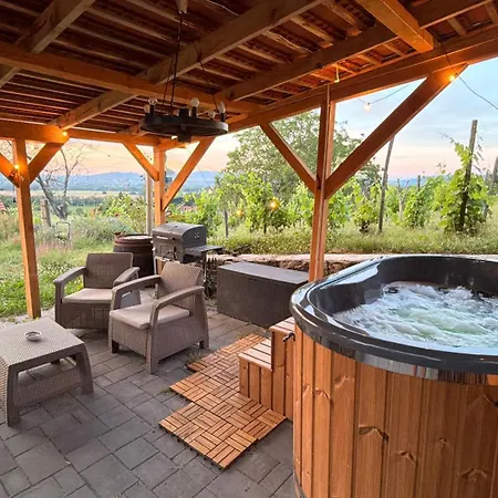 Сasa de vacaciones Sárkányok Háza Balaton - House Of Dragons With Jakuzzi Raposka