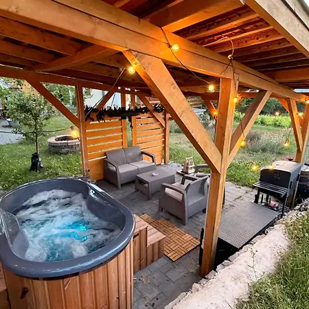 Сasa de vacaciones Sárkányok Háza Balaton - House Of Dragons With Jakuzzi Raposka